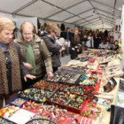 Una pareja de señoras ojea la bisutería de uno de los puestos de la feria, el fin de semana.