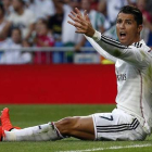 Ronaldo se queja al árbitro durante el partido ante el Córdoba en el Bernabéu.