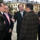 Herrera (centro) bromea con los leonesistas Muñoz y Joaquín Otero