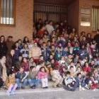 Los niños del CRA de Laguna Dalga, a la entrada del Ayuntamiento del Santa María del Páramo