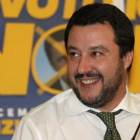 Matteo Salvini sonríe durante una rueda de prensa en la sede de su partido, la Liga Norte, en Milán, este domingo.