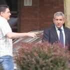 Alberto García (izquierda) , a la salida del juzgado de Ponferrada el pasado mes de junio.