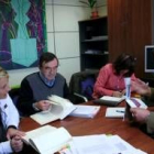 Vicente Canuria, a la derecha, con los diferentes pedaneos implicados en la propuesta