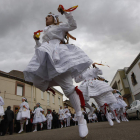 La fotografía muestra la espectacularidad y belleza del grupo de danzas de Pobladura de Pelayo García durante una actuación.
