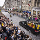 Imagen del cortejo real de Isabel II a su llegada a Edimburgo. TOLGA AKMEN