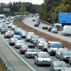 Imagen de archivo de retención de tráfico en la autopista AP-7 en Girona durante un puente festivo.