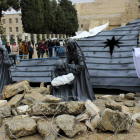 Un nacimiento muestra al Niño Jesús entre escombros este domingo en Belén. LUIS ÁNGEL REGLERO
