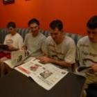 Los jugadores iniciaron la jornada de ayer analizando la prensa local