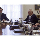 El ministro Margallo, junto a Rajoy, en el Consejo de Ministros extraordinario del lunes.
