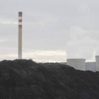 Una de las chimeneas de vapor de la térmica de La Robla ya hecha humo.