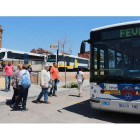 El autobús traslada a los viajeros desde La Asunción hasta al terminal de Padre Isla desde que se cortaron las circulaciones ferroviarias hace ahora justo cinco años. SECUNDINO PÉREZ