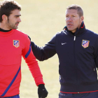 Simeone da instrucciones a Adrián López en la sesión de ayer.