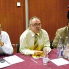 Carod Rovira acompañado por Joan Puigcercos y Manel Balcells ayer, en la reunión de ERC