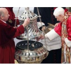 El Papa Benedicto XVI introduce incienso en el Botafumeiro de la Catedral de Santiago de Compostela.