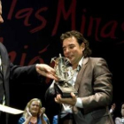 Churumbaque Hijo mientras recoge el premio.