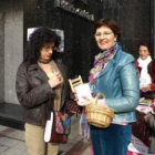 Teresa Gutiérrez, ayer con las mujeres de Almon en una mesa petitoria.