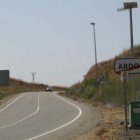 La pasarela unirá estos dos cerros, situados sobre la carretera de La Bañeza.