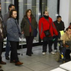 Los alumnos del curso, junto al profesor (a la izquierda) que trabajó en el periódico.