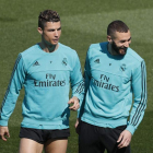 Cristiano Ronaldo y Benzema durante el último entrenamiento del Real Madrid. JAVIER LIZÓN