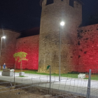 La muralla muestra por la iluminación una tonalidad roja. M. S.