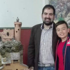 Sergio García posa con el director del centro. ARAUJO