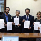 Los representantes políticos posan con el documento. PACO CAMPOS