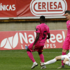 Iván González corta un balón ante la presencia del jugador berciano Yac en un lance del encuentro disputado en el estadio Reino de León. MARCIANO PÉREZ