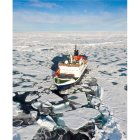 Un buque navega a través de la capa de hielo del Ártico. A. OLIVÉ