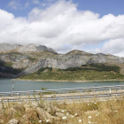Un cartel que indica las entradas al parque nacional se ha colocado recientemente al llegar al casco urbano de Riaño. CAMPOS
