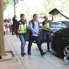 Agustín Lasaosa entrando en el vehículo policial.