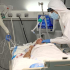 Un profesional sanitario atiende a un paciente crítico en el Hospital Isabel Zendal de Madrid. COMUNIDAD DE MADRID
