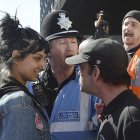 La joven Saffiyah Khan se encara con uno de los meimbros del grupo británico de extrema derecha Liga de Defensa Inglesa (EDL), en su siglas en inglés, en Birmingham el pasado 8 de abril.