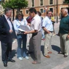 López, en el centro, charla con los concejales Valencia y Alonso
