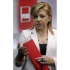 Elena Valenciano ayer, explicando la propuesta del PSOE.