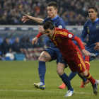 David Villa lucha por el balón con el defensa francés Laurent Koscielny durante el partido clasificatorio contra Francia.