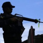 Un soldado filipino vigila una calle en la ciudad de Marawi, al sur de Filipinas, este miércoles.