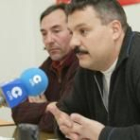 En primer término Juan Carlos Cáceres Díez, durante su comparecencia ante los medios de comunicación