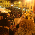 Imagen de archivo de los Reyes Magos ante una abarrotada plaza Mayor.