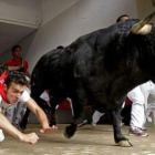 Un mozo cae en la entrada a la plaza.