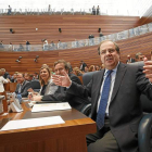 El presidente Juan Vicente Herrera, en un gesto de sorpresa ante una de las afirmaciones de Óscar López.