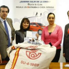 El notario, dos trabajadoras de Diario de León y el director comercial de Agrilesa, posan con la car