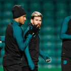Luis Suarez, Neymar, Lionel Messi y Gerard Pique en el entrenamiento en Glasgow. PERRY
