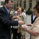 Silván promocionó ayer el programa del PP entre los votantes por el centro de León