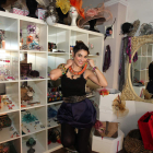 Sandra Palomar posa en su tienda taller junto a algunas de sus creaciones como collares, pendientes o tocados que hace personalizados.