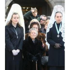 Las señoras con mantilla dieron un gran colorido a la procesión