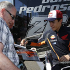 Marc Márquez firma un autógrafo a un aficionado en el circuito de Le Mans.