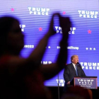 Una electora de Trump se hace una foto para las redes sociales, durante un mitin en Miami.
