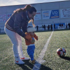 El pequeño Pablo, el seguidor número uno del Olímpico de León, realizó el saque de honor. KEVIN BAYÓN