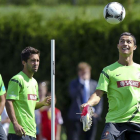 Cristiano Ronaldo bromea con el balón ante sus compañeros en el entrenamiento de Opalénica.