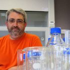 Albert Adell, en la fotografía en su laboratorio, explicará hoy su investigación en León. DL